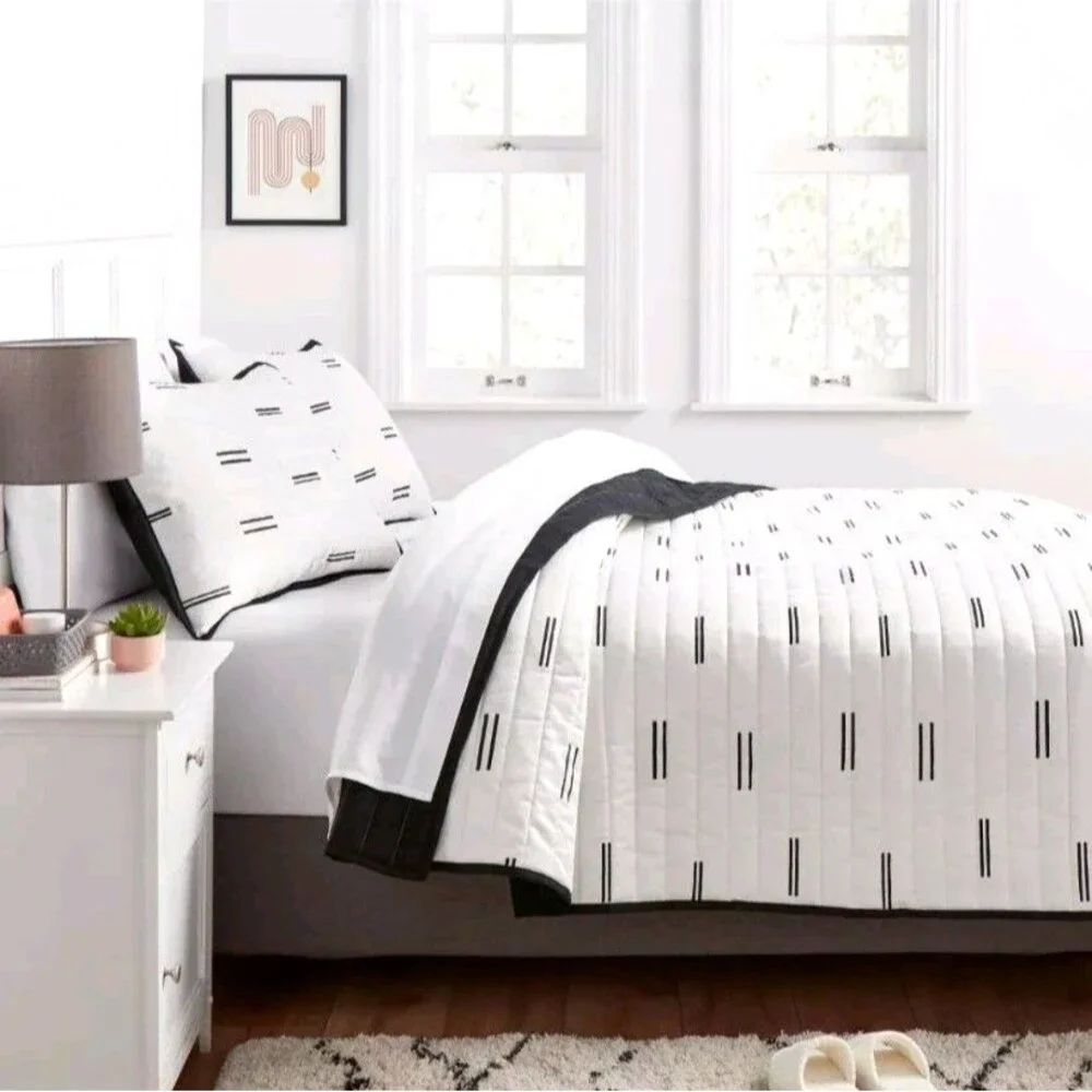 QUILT Full/Queen Satin White/Black Room Essentials Midweight Sateen Coverlet NEW